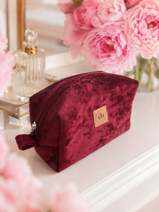 Elegancka kosmetyczka z miękkiego weluru w kolorze bordowym to stylowy i praktyczny organizer na kosmetyki. Pojemna, lekka i przyjemna w dotyku, idealna do domu i podróży. Doskonała na kosmetyki, akcesoria i drobiazgi.