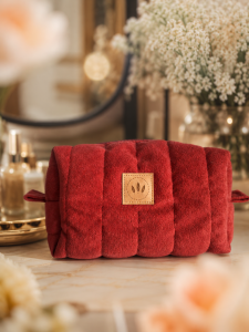 Czerwona welurowa kosmetyczka typu kuferek z eleganckim pikowaniem. Miękka, pojemna i stylowa – idealna na kosmetyki, akcesoria i podróże. Modny design, wysokiej jakości materiał oraz wygodny zamek zapewniają komfort użytkowania każdego dnia.