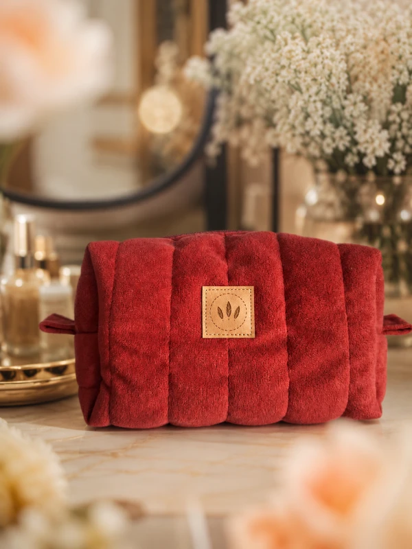 Czerwona welurowa kosmetyczka typu kuferek z eleganckim pikowaniem. Miękka, pojemna i stylowa – idealna na kosmetyki, akcesoria i podróże. Modny design, wysokiej jakości materiał oraz wygodny zamek zapewniają komfort użytkowania każdego dnia.