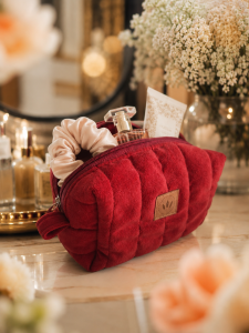 Czerwona welurowa kosmetyczka typu kuferek z eleganckim pikowaniem. Miękka, pojemna i stylowa – idealna na kosmetyki, akcesoria i podróże. Modny design, wysokiej jakości materiał oraz wygodny zamek zapewniają komfort użytkowania każdego dnia.