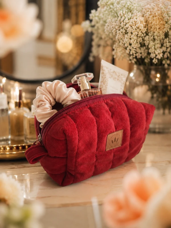 Czerwona welurowa kosmetyczka typu kuferek z eleganckim pikowaniem. Miękka, pojemna i stylowa – idealna na kosmetyki, akcesoria i podróże. Modny design, wysokiej jakości materiał oraz wygodny zamek zapewniają komfort użytkowania każdego dnia.