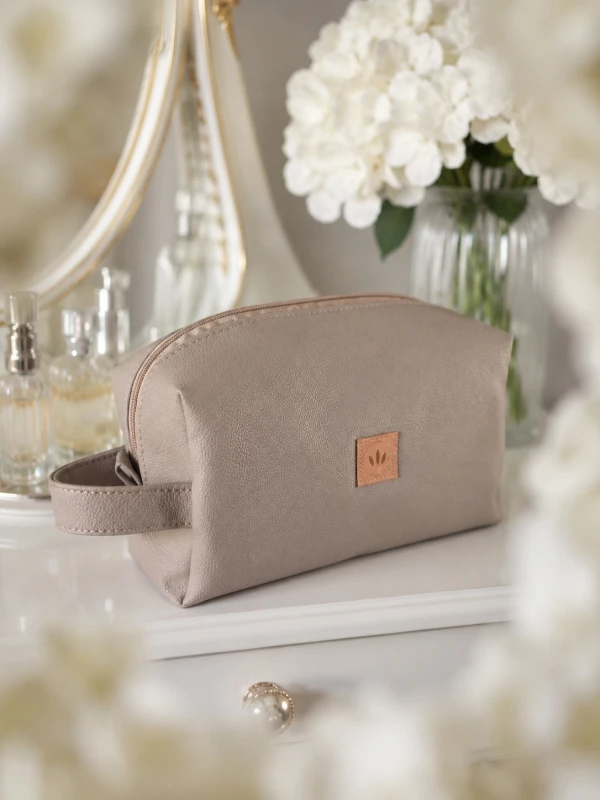 Duża kosmetyczka z wysokiej jakości ekoskóry – pojemna, elegancka i praktyczna. Idealna na kosmetyki, akcesoria do makijażu oraz podróże. Modny design, trwałe wykonanie i łatwość utrzymania w czystości.