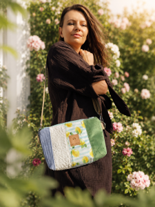 Kolorowa torebka crossbody z patchworkowym wzorem i motywem cytryn to lekki, praktyczny dodatek na co dzień. Regulowany pasek, pojemne wnętrze i oryginalny design sprawiają, że doskonale uzupełnia letnie i casualowe stylizacje.