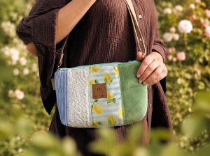 Kolorowa torebka crossbody z patchworkowym wzorem i motywem cytryn to lekki, praktyczny dodatek na co dzień. Regulowany pasek, pojemne wnętrze i oryginalny design sprawiają, że doskonale uzupełnia letnie i casualowe stylizacje.