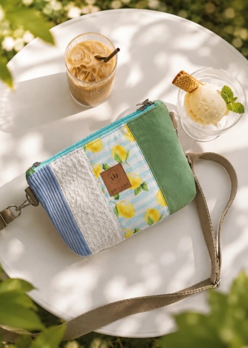 Kolorowa torebka crossbody z patchworkowym wzorem i motywem cytryn to lekki, praktyczny dodatek na co dzień. Regulowany pasek, pojemne wnętrze i oryginalny design sprawiają, że doskonale uzupełnia letnie i casualowe stylizacje.