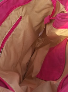 Welurowa torba na ramię w intensywnym kolorze fuksji to połączenie elegancji i wygody. Miękka, przyjemna w dotyku tkanina, pojemne wnętrze oraz modny fason sprawiają, że doskonale sprawdzi się na co dzień, do pracy i na zakupy.