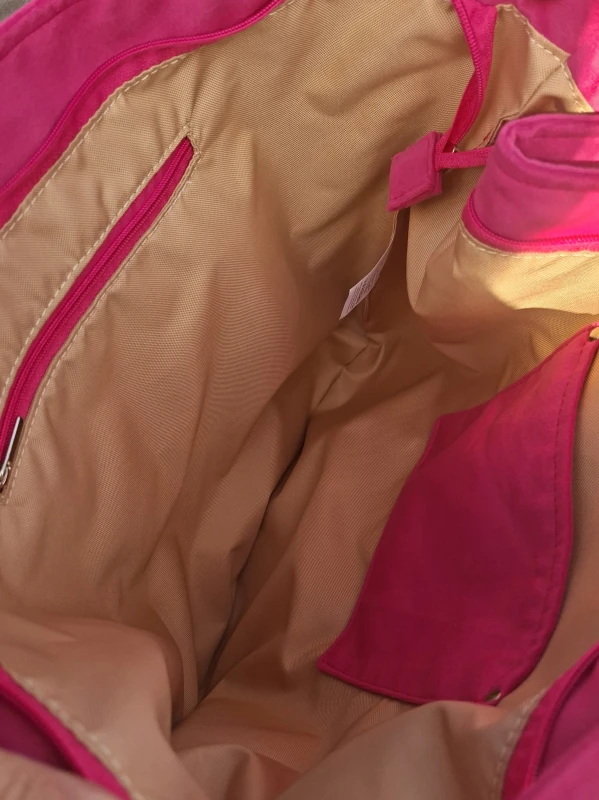 Welurowa torba na ramię w intensywnym kolorze fuksji to połączenie elegancji i wygody. Miękka, przyjemna w dotyku tkanina, pojemne wnętrze oraz modny fason sprawiają, że doskonale sprawdzi się na co dzień, do pracy i na zakupy.