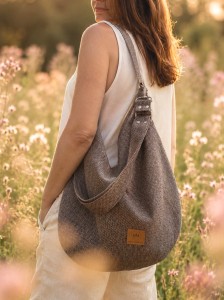 Stylowa, brązowa torebka typu hobo z naturalnej tkaniny. Minimalistyczny design, lekka i pojemna, idealna na co dzień i spacery. Ponadczasowa elegancja w stylu  slow  fashion.