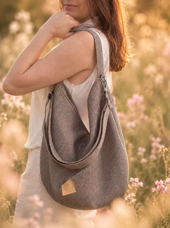 Stylowa, brązowa torebka typu hobo z naturalnej tkaniny. Minimalistyczny design, lekka i pojemna, idealna na co dzień i spacery. Ponadczasowa elegancja w stylu  slow  fashion.