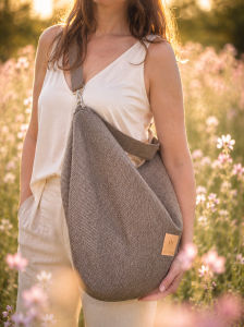 Stylowa, brązowa torebka typu hobo z naturalnej tkaniny. Minimalistyczny design, lekka i pojemna, idealna na co dzień i spacery. Ponadczasowa elegancja w stylu  slow  fashion.