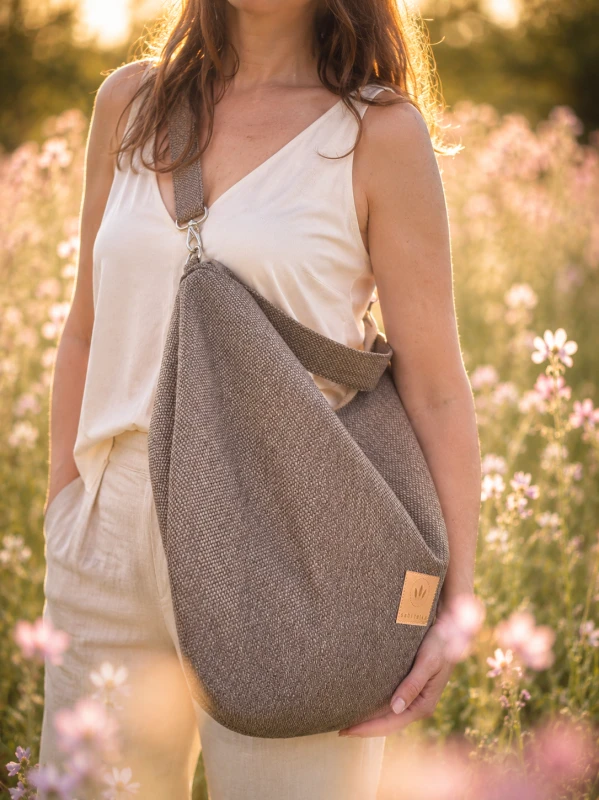 Stylowa, brązowa torebka typu hobo z naturalnej tkaniny. Minimalistyczny design, lekka i pojemna, idealna na co dzień i spacery. Ponadczasowa elegancja w stylu  slow  fashion.