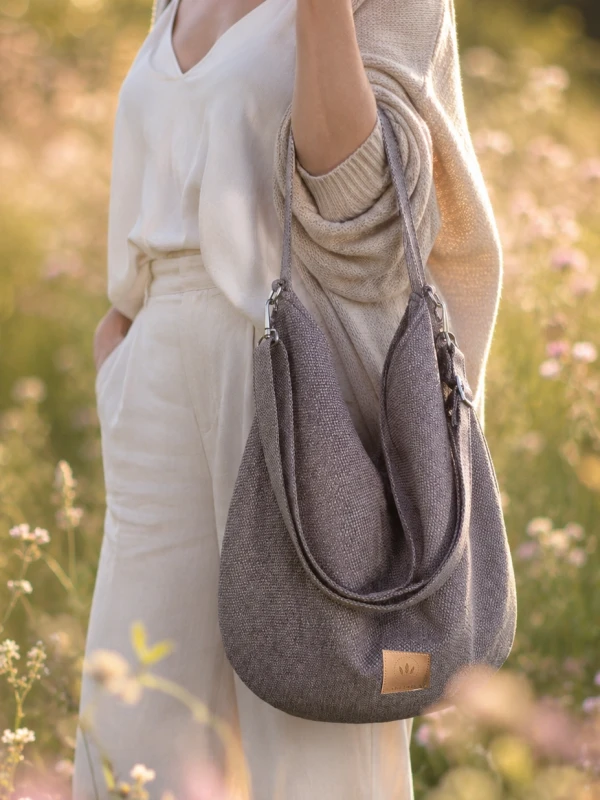 Stylowa, brązowa torebka typu hobo z naturalnej tkaniny. Minimalistyczny design, lekka i pojemna, idealna na co dzień i spacery. Ponadczasowa elegancja w stylu  slow  fashion.