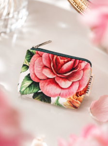 Welurowe etui na klucze z różą to elegancki i praktyczny dodatek wykonany z miękkiego weluru. Wyposażone w kółko na klucze, pomaga utrzymać porządek, a romantyczny motyw róży nadaje mu wyjątkowego uroku.