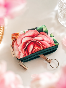 Welurowe etui na klucze z różą to elegancki i praktyczny dodatek wykonany z miękkiego weluru. Wyposażone w kółko na klucze, pomaga utrzymać porządek, a romantyczny motyw róży nadaje mu wyjątkowego uroku.