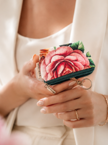 Welurowe etui na klucze z różą to elegancki i praktyczny dodatek wykonany z miękkiego weluru. Wyposażone w kółko na klucze, pomaga utrzymać porządek, a romantyczny motyw róży nadaje mu wyjątkowego uroku.