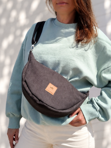 Czekoladowa nerka crossbody z miękkiego zamszu to stylowy dodatek na co dzień. Pojemna, lekka i wygodna, posiada regulowany pasek oraz praktyczne wnętrze. Idealnie uzupełni casualowe i miejskie stylizacje.
