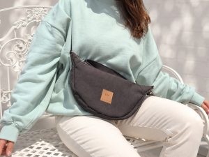 Czekoladowa nerka crossbody z miękkiego zamszu to stylowy dodatek na co dzień. Pojemna, lekka i wygodna, posiada regulowany pasek oraz praktyczne wnętrze. Idealnie uzupełni casualowe i miejskie stylizacje.