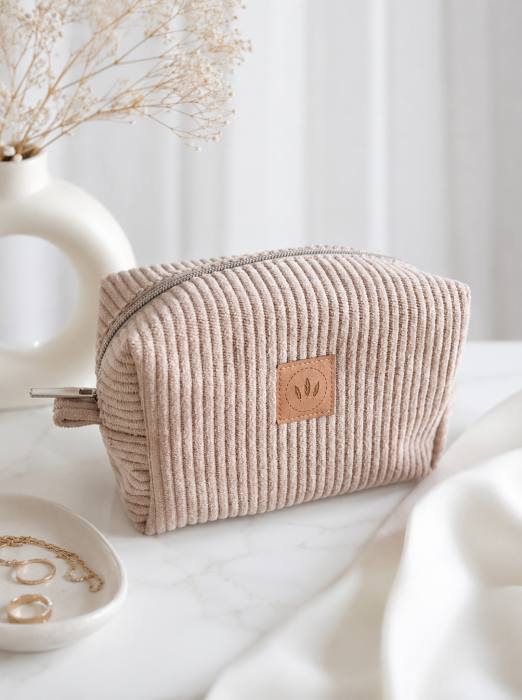 Beżowa kosmetyczka z prążkowanego weluru to elegancki i praktyczny dodatek na kosmetyki oraz drobiazgi. Miękka, pojemna i starannie uszyta, zachwyca minimalistycznym designem i doskonale sprawdzi się w domu, podróży oraz na co dzień.