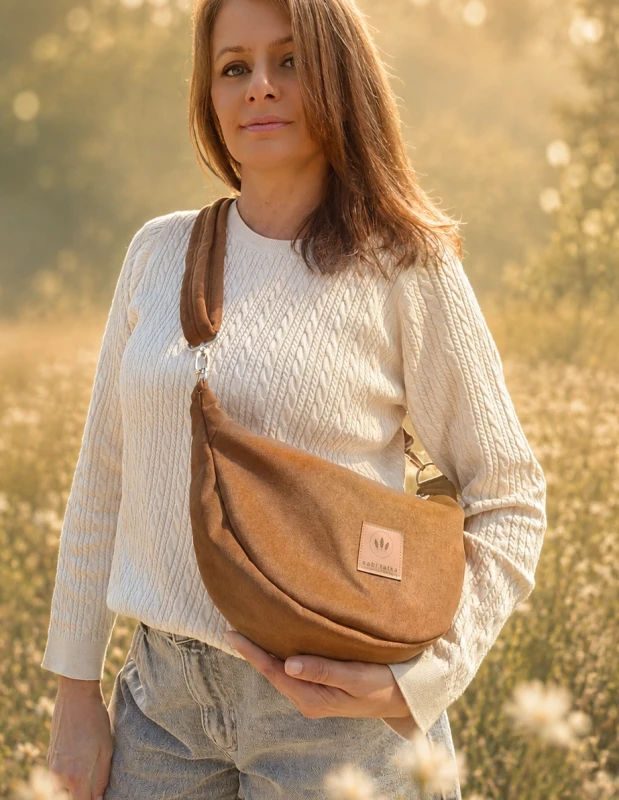 Miękka torebka crossbody w kolorze orzecha laskowego z tkaniny typu wool look. Przytulna, szlachetna i  pięknie układa się na sylwetce. Wyjątkowy materiał łączy wygląd wełny z wysoką odpornością na codzienne użytkowanie.