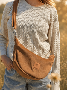 Miękka torebka crossbody w kolorze orzecha laskowego z tkaniny typu wool look. Przytulna, szlachetna i  pięknie układa się na sylwetce. Wyjątkowy materiał łączy wygląd wełny z wysoką odpornością na codzienne użytkowanie.