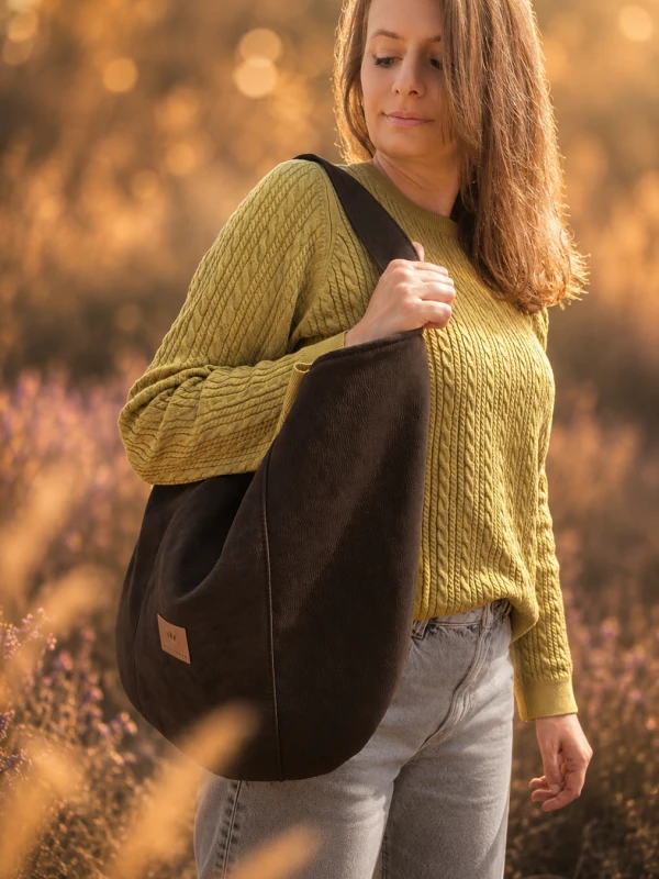 Zamszowa torba hobo w kolorze czekoladowego brązu, lekka i stylowa. Pojemna forma, minimalistyczny design i naturalna faktura sprawiają, że idealnie uzupełnia codzienne i letnie stylizacje.