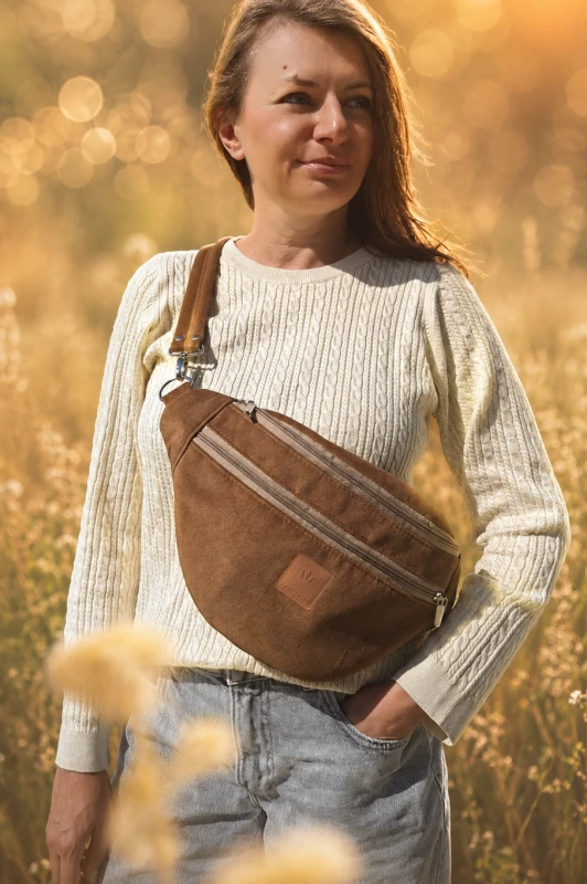 Duża nerka z tkaniny wool look w kolorze orzecha laskowego. Miękka, pojemna i stylowa, idealna na co dzień. Modny fason i przyjemna faktura łączą wygodę z jesiennym charakterem.