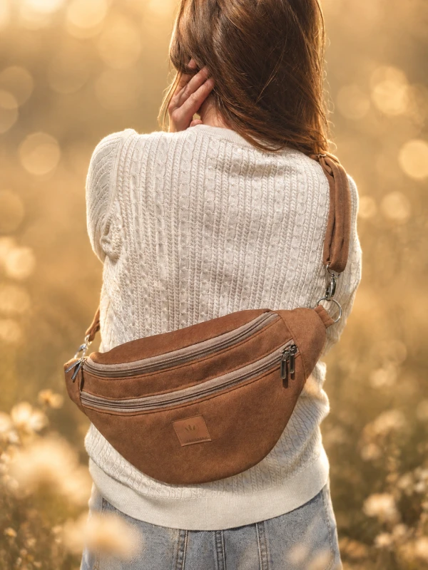 Duża nerka z tkaniny wool look w kolorze orzecha laskowego. Miękka, pojemna i stylowa, idealna na co dzień. Modny fason i przyjemna faktura łączą wygodę z jesiennym charakterem.