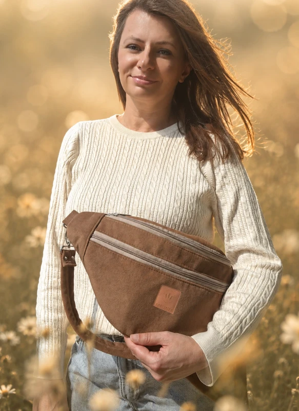 Duża nerka z tkaniny wool look w kolorze orzecha laskowego. Miękka, pojemna i stylowa, idealna na co dzień. Modny fason i przyjemna faktura łączą wygodę z jesiennym charakterem.