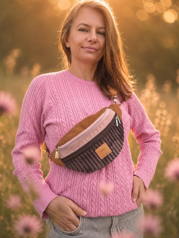 Brązowo-różowa nerka damska basic  to stylowy i praktyczny dodatek na co dzień. Nieduża saszetka na pas łączy elegancki design, wygodę noszenia i wyjątkową fakturę. Idealna do casualowych stylizacji.