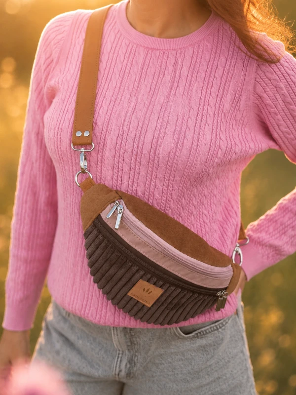 Brązowo-różowa nerka damska basic  to stylowy i praktyczny dodatek na co dzień. Nieduża saszetka na pas łączy elegancki design, wygodę noszenia i wyjątkową fakturę. Idealna do casualowych stylizacji.