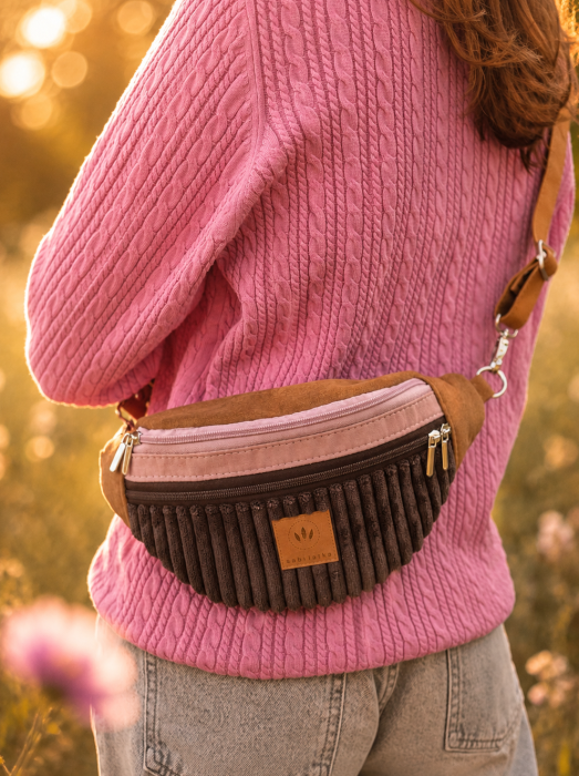 Brązowo-różowa nerka damska basic  to stylowy i praktyczny dodatek na co dzień. Nieduża saszetka na pas łączy elegancki design, wygodę noszenia i wyjątkową fakturę. Idealna do casualowych stylizacji.