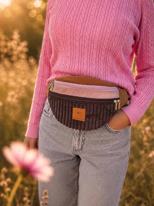 Brązowo-różowa nerka damska basic  to stylowy i praktyczny dodatek na co dzień. Nieduża saszetka na pas łączy elegancki design, wygodę noszenia i wyjątkową fakturę. Idealna do casualowych stylizacji.