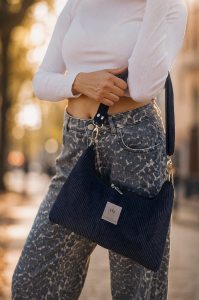 Mini Slouchy z czarnego sztruksu – miękka, puchata torebka damska o wyjątkowej fakturze. Noś ją na skos jako crossbody lub pod pachą jak bagietkę. Stylowa, wygodna i idealna na co dzień.