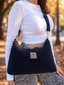 Mini Slouchy z czarnego sztruksu – miękka, puchata torebka damska o wyjątkowej fakturze. Noś ją na skos jako crossbody lub pod pachą jak bagietkę. Stylowa, wygodna i idealna na co dzień.
