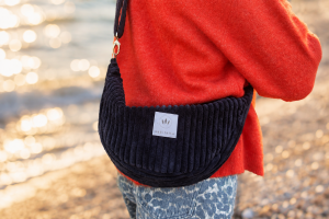 Czarna torebka crossbody ze sztruksu to stylowy dodatek na co dzień. Miękka, prążkowana faktura, wygodny pasek i ponadczasowy kolor łączą funkcjonalność z oryginalnym, miejskim charakterem.