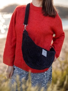 Czarna torebka crossbody ze sztruksu to stylowy dodatek na co dzień. Miękka, prążkowana faktura, wygodny pasek i ponadczasowy kolor łączą funkcjonalność z oryginalnym, miejskim charakterem.
