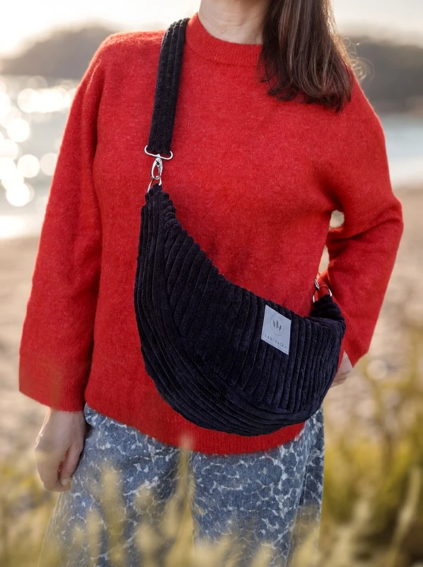 Czarna torebka crossbody ze sztruksu to stylowy dodatek na co dzień. Miękka, prążkowana faktura, wygodny pasek i ponadczasowy kolor łączą funkcjonalność z oryginalnym, miejskim charakterem.