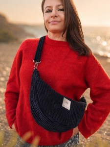 Czarna torebka crossbody ze sztruksu to stylowy dodatek na co dzień. Miękka, prążkowana faktura, wygodny pasek i ponadczasowy kolor łączą funkcjonalność z oryginalnym, miejskim charakterem.