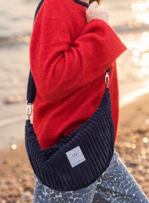 Czarna torebka crossbody ze sztruksu to stylowy dodatek na co dzień. Miękka, prążkowana faktura, wygodny pasek i ponadczasowy kolor łączą funkcjonalność z oryginalnym, miejskim charakterem.