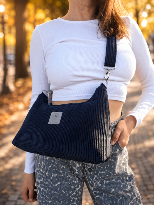 Mini Slouchy z czarnego sztruksu – miękka, puchata torebka damska o wyjątkowej fakturze. Noś ją na skos jako crossbody lub pod pachą jak bagietkę. Stylowa, wygodna i idealna na co dzień.