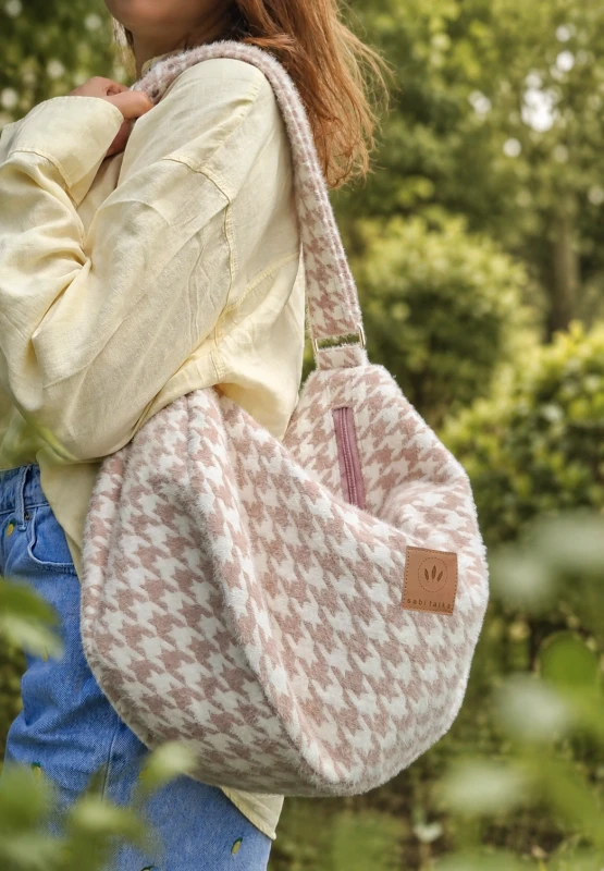 Puchata torba hobo w modną pepitkę w odcieniach pudrowego różu i ecru. Miękka, pojemna i lekka, idealna na co dzień. Szeroki pasek zapewnia wygodę noszenia, a oryginalna faktura nadaje stylizacji wyjątkowy, przytulny charakter.