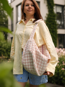 Puchata torba hobo w modną pepitkę w odcieniach pudrowego różu i ecru. Miękka, pojemna i lekka, idealna na co dzień. Szeroki pasek zapewnia wygodę noszenia, a oryginalna faktura nadaje stylizacji wyjątkowy, przytulny charakter.
