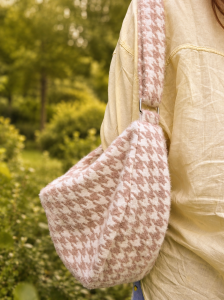 Puchata torba hobo w modną pepitkę w odcieniach pudrowego różu i ecru. Miękka, pojemna i lekka, idealna na co dzień. Szeroki pasek zapewnia wygodę noszenia, a oryginalna faktura nadaje stylizacji wyjątkowy, przytulny charakter.