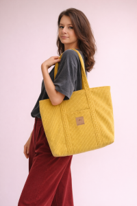 Sztruksowa torba shopper w musztardowym kolorze – pojemna, lekka i stylowa. Idealna na zakupy, do pracy i na co dzień. Modny design, trwały materiał, wygodne uchwyty i uniwersalny, nowoczesny look.