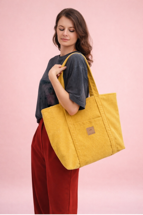 Sztruksowa torba shopper w musztardowym kolorze – pojemna, lekka i stylowa. Idealna na zakupy, do pracy i na co dzień. Modny design, trwały materiał, wygodne uchwyty i uniwersalny, nowoczesny look.