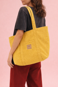 Sztruksowa torba shopper w musztardowym kolorze – pojemna, lekka i stylowa. Idealna na zakupy, do pracy i na co dzień. Modny design, trwały materiał, wygodne uchwyty i uniwersalny, nowoczesny look.