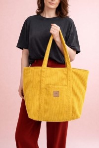 Sztruksowa torba shopper w musztardowym kolorze – pojemna, lekka i stylowa. Idealna na zakupy, do pracy i na co dzień. Modny design, trwały materiał, wygodne uchwyty i uniwersalny, nowoczesny look.